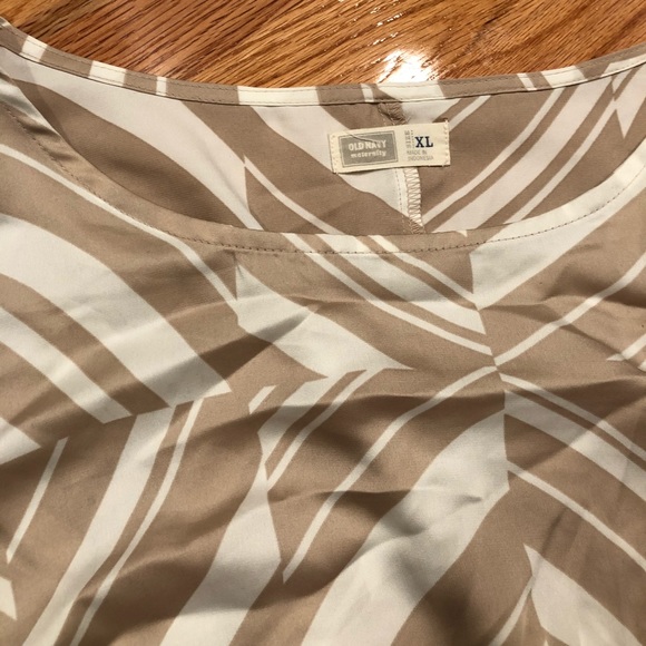 Old Navy s/s Maternity Top / Size: XL - Picture 2 of 3